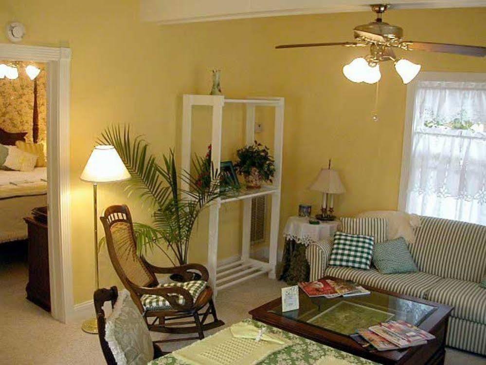 Fuquay Mineral Spring Inn & Garden ภายนอก รูปภาพ